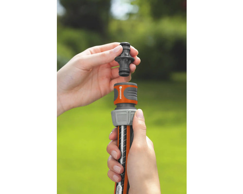 Tuinslangconnector wordt aangesloten op een slangaansluiting
