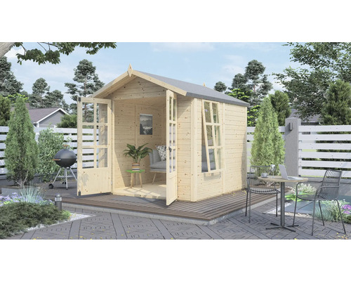 Houten tuinhuis met open deuren, barbecue en tuintafel met stoelen