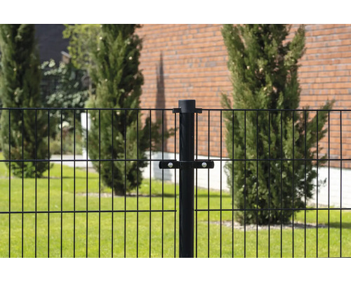 Dubbelstaafmat hekwerk met hekpalen in de tuin