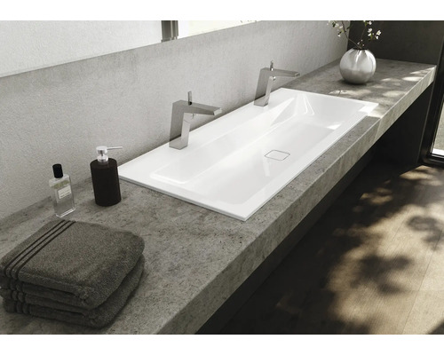 Badkamer wastafel met kranen, handdoeken, zeep en bloemenvaas