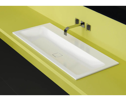 Rechthoekige wastafel met kraan op een wastafelblad