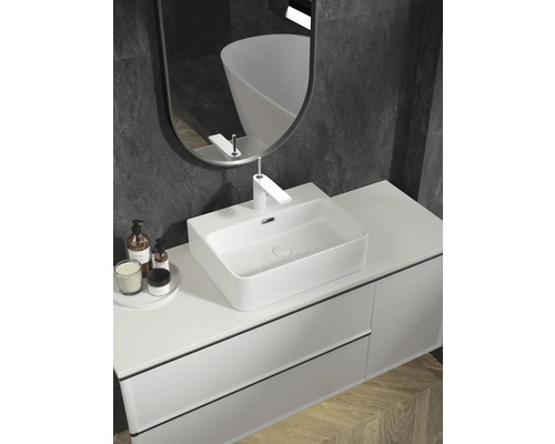 Moderne badkamer met witte opzetwastafel, spiegel en onderkast