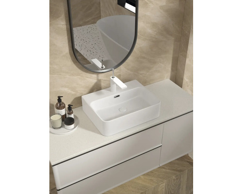 Moderne badkamer met waskom, badmeubel en spiegel