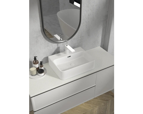 Moderne badkamer met wastafel, kraan, spiegel en onderkast