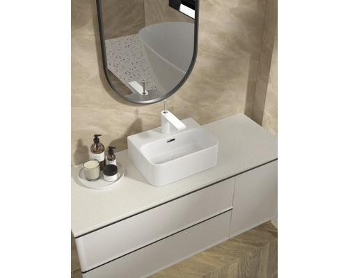 Moderne badkamer met wastafel, opzetwastafel, kraan en spiegel