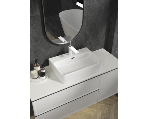 Badkamer wastafelmeubel met wastafel, kraan en spiegel