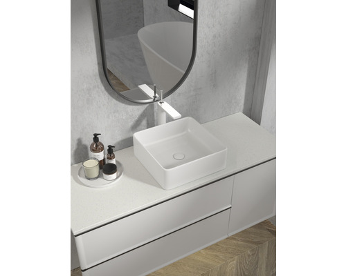 Moderne badkamer met wastafelmeubel, waskom, spiegel en badkameraccessoires