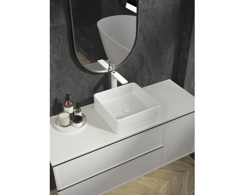 Moderne badkamer met wastafel, kraan, spiegel en onderkast