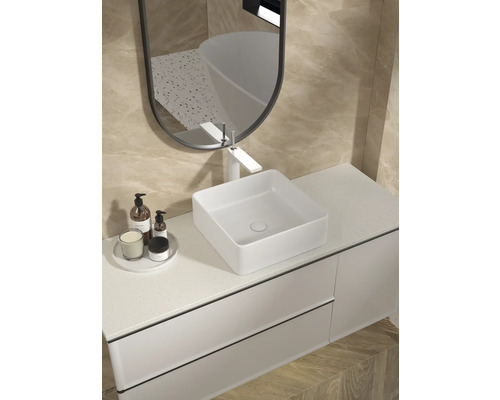 Moderne badkamer met waskom, kraan, spiegel en onderkast