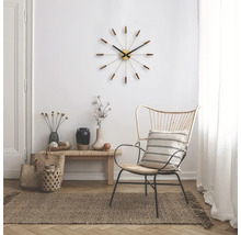 Woonkamer met een fauteuil, een bank en een wandklok