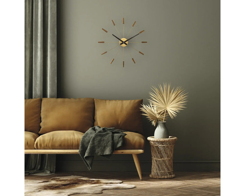 Woonkamer met bank, bijzettafel en wandklok