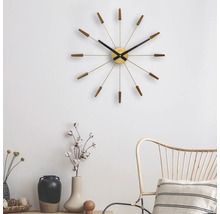 Wandklok met houten details in de woonkamer