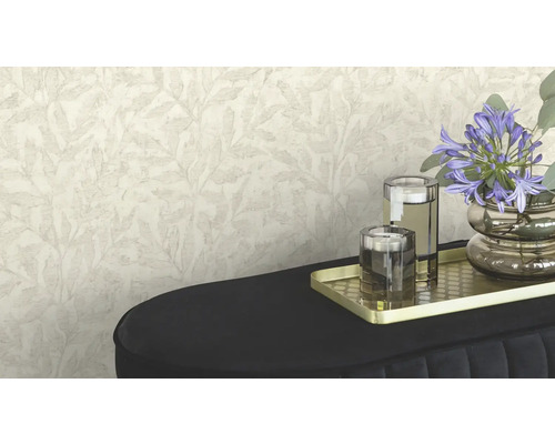 Scene met behang met patroon, decoratie en meubelstuk