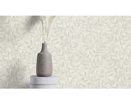 Licht behang met bladerpatroon en vaas met planten