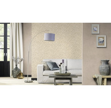 Woonkamer met behang met bladerpatroon, booglamp en witte meubels voor een lichte sfeer