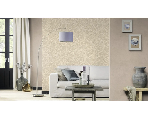 Woonkamer met behang met bladerpatroon, booglamp en witte meubels voor een lichte sfeer