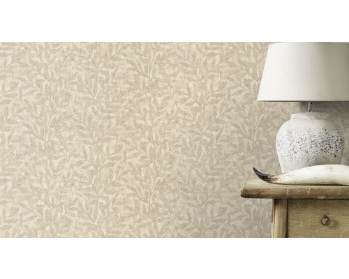 Behang met bladerpatroon op een muur