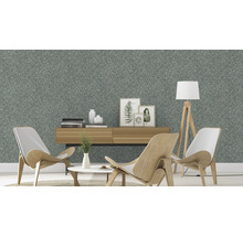 Woonkamer met patroonbehang, houten meubels en decoraties