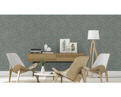 Woonkamer met patroonbehang, houten meubels en decoraties