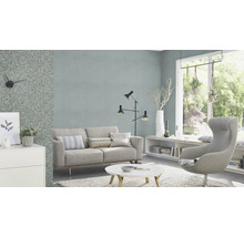 Woonkamer met bank, fauteuil, staande lamp en behang