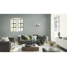 Woonkamer met behang, leren bank, houten tafel en daglicht