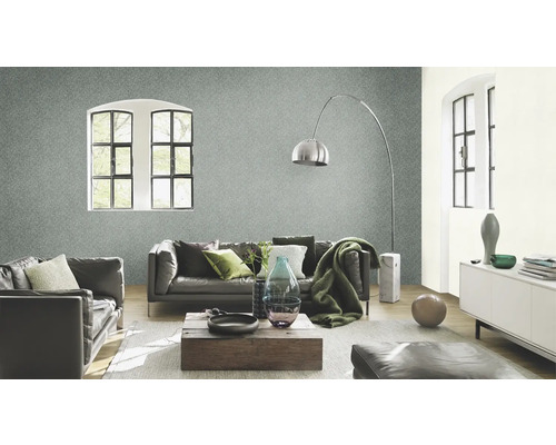 Woonkamer met behang, leren bank, houten tafel en daglicht