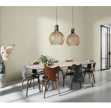 Eetkamer met eettafel, stoelen en hanglampen