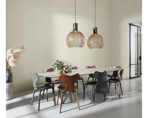 Eetkamer met eettafel, stoelen en hanglampen