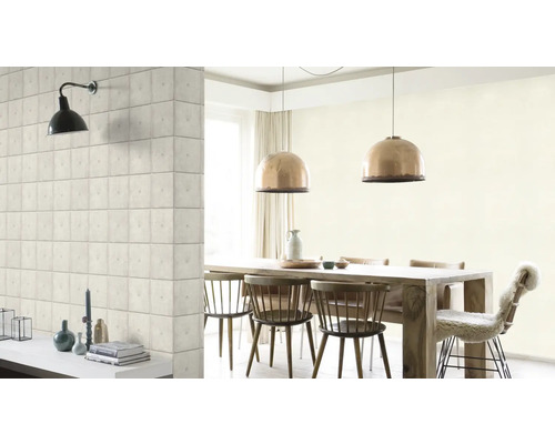 Lichte eetkamer met houten tafel, stoelen, hanglampen en een muur met steenlook behang.