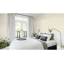 Slaapkamer met bed, gordijnen en gestructureerd behang