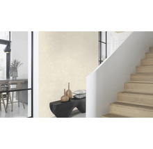 Lichte ruimte met patroonbehang, trap en decoratieve elementen