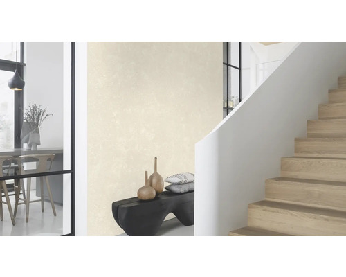 Lichte ruimte met patroonbehang, trap en decoratieve elementen