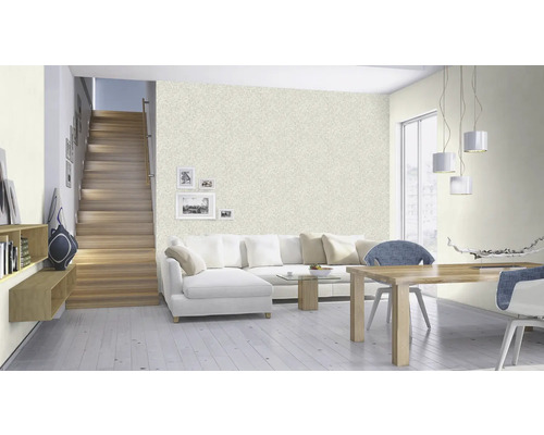 Woonkamer met trap, bank, eettafel en patroonbehang