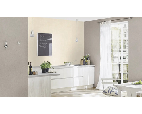 Lichte keukenruimte met witte kasten, eettafel en schoolbord