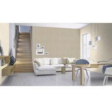 Lichte woonkamer met trap, bank, eettafel en wandpanelen