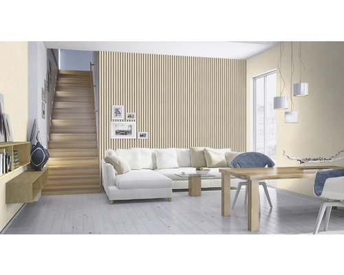 Lichte woonkamer met trap, bank, eettafel en wandpanelen