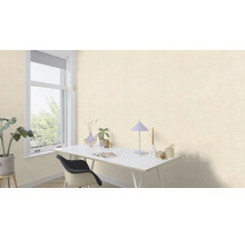 Decoratieve kamer met patroonbehang, bureau en raam voor een lichte sfeer.