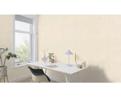 Decoratieve kamer met patroonbehang, bureau en raam voor een lichte sfeer.