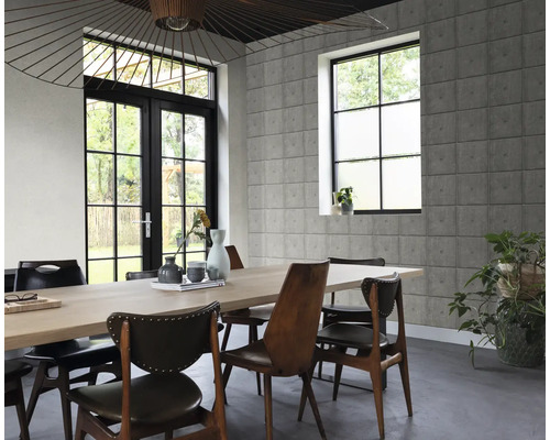 Eetkamer met eettafel, stoelen, raam en muur met betonbloklook