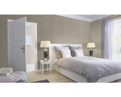 Slaapkamer met bed, nachtkastje, lamp, gordijnen en open deur