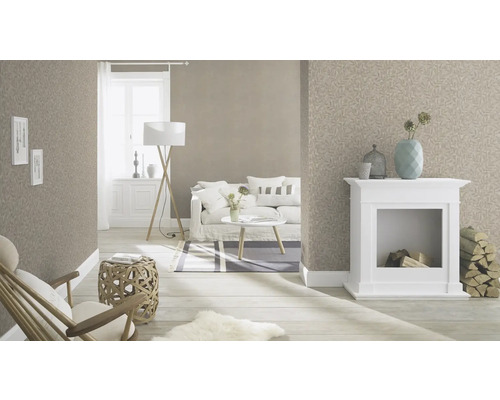 Lichte woonkamer met patroonbehang, bank, open haard en decoratieve elementen.