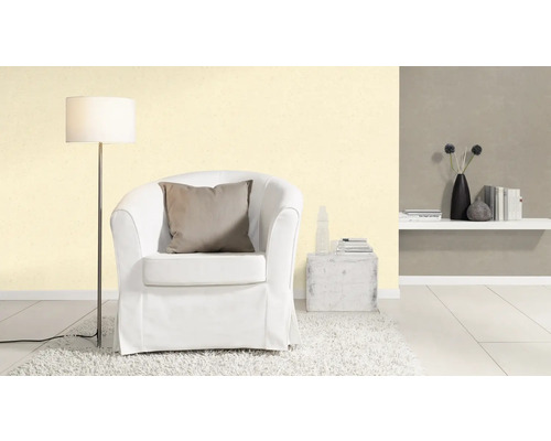 Woonkamer met fauteuil, vloerlamp en wandplank