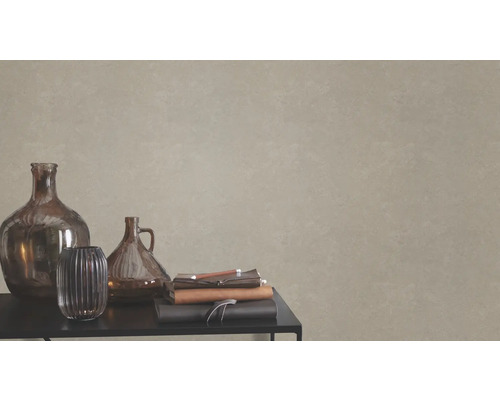 Decoratieve glazen vazen en notitieboekjes op een tafel voor een muur met structuurbehang