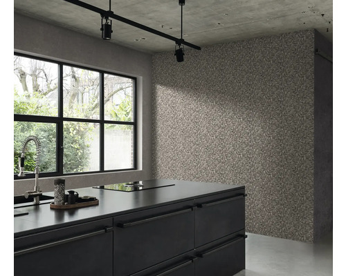 Moderne keuken met bloemmotief behang en kookeiland