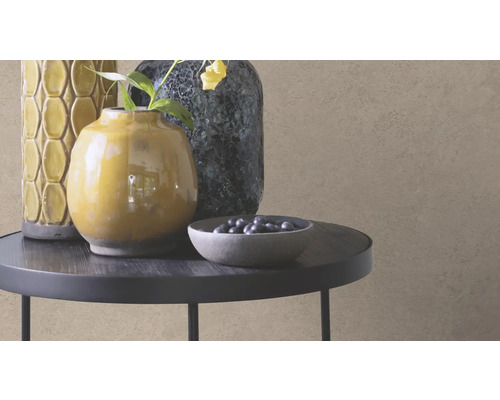 Decoratieve vazen en een schaal met inhoud op een bijzettafel