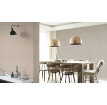 Eetkamer met eettafel, stoelen en behang met bloemmotief