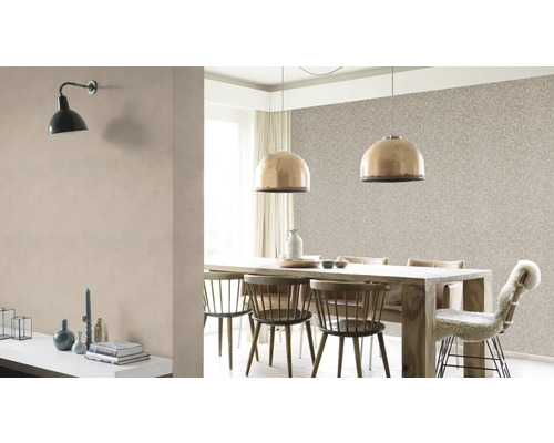 Eetkamer met eettafel, stoelen en behang met bloemmotief