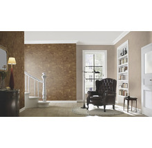Woonkamer met bruin behang, fauteuil en boekenkast