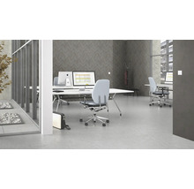 Kantoorwerkplek met bureaus en bureaustoelen in een modern design.