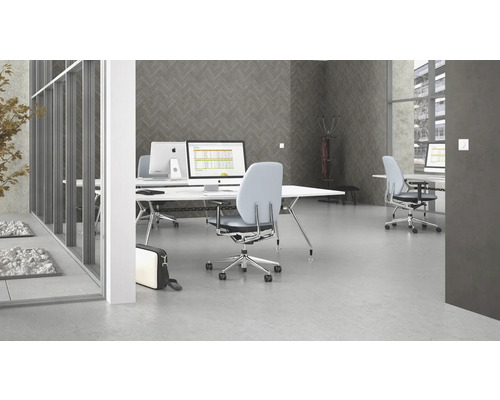 Kantoorwerkplek met bureaus en bureaustoelen in een modern design.